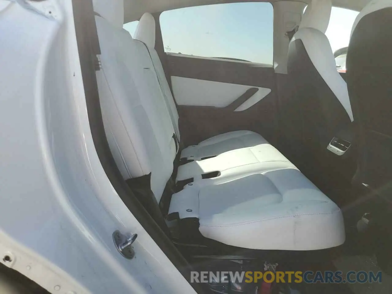 11 Photograph of a damaged car 5YJYGDEE1LF053483 TESLA MODEL Y 2020