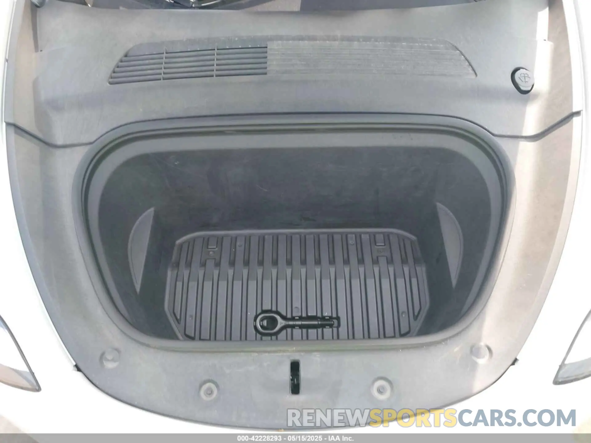 10 Photograph of a damaged car 5YJYGDEE4LF011275 TESLA MODEL Y 2020