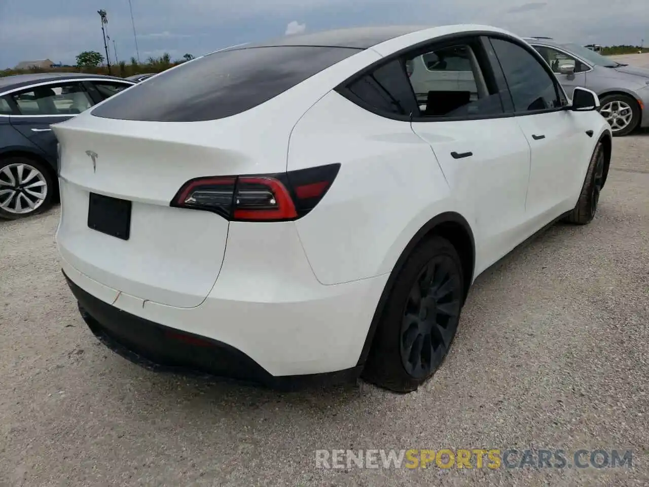 4 Photograph of a damaged car 5YJYGDEE5LF039215 TESLA MODEL Y 2020