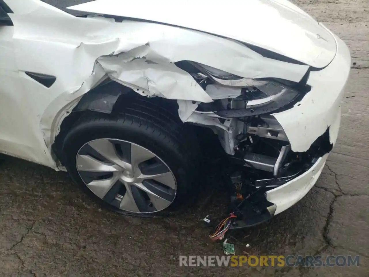 10 Photograph of a damaged car 5YJYGDEE6LF032595 TESLA MODEL Y 2020