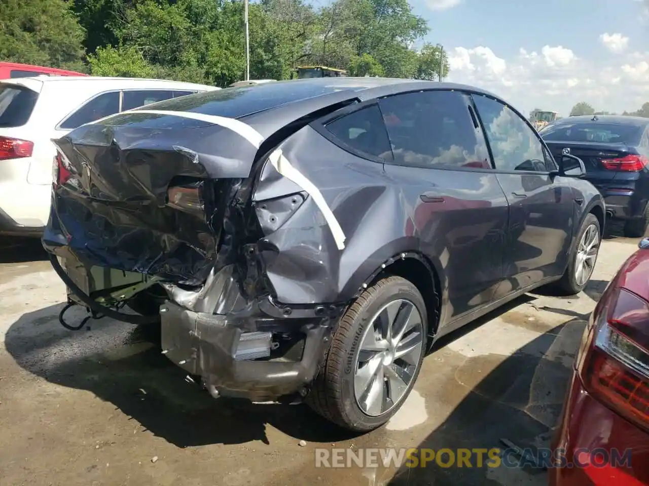 4 Photograph of a damaged car 5YJYGDEE6LF044701 TESLA MODEL Y 2020