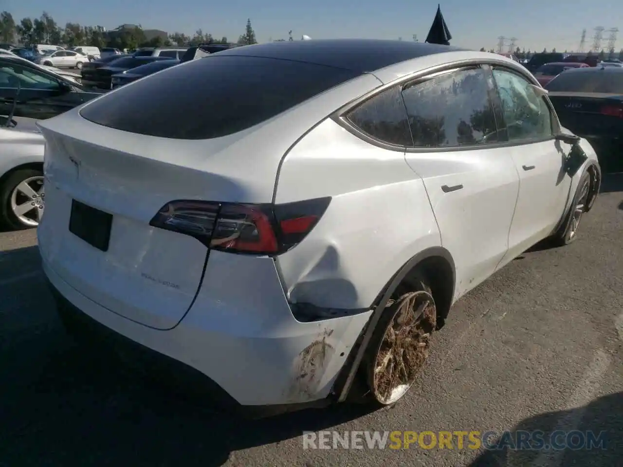 4 Photograph of a damaged car 5YJYGDEE6LF054547 TESLA MODEL Y 2020