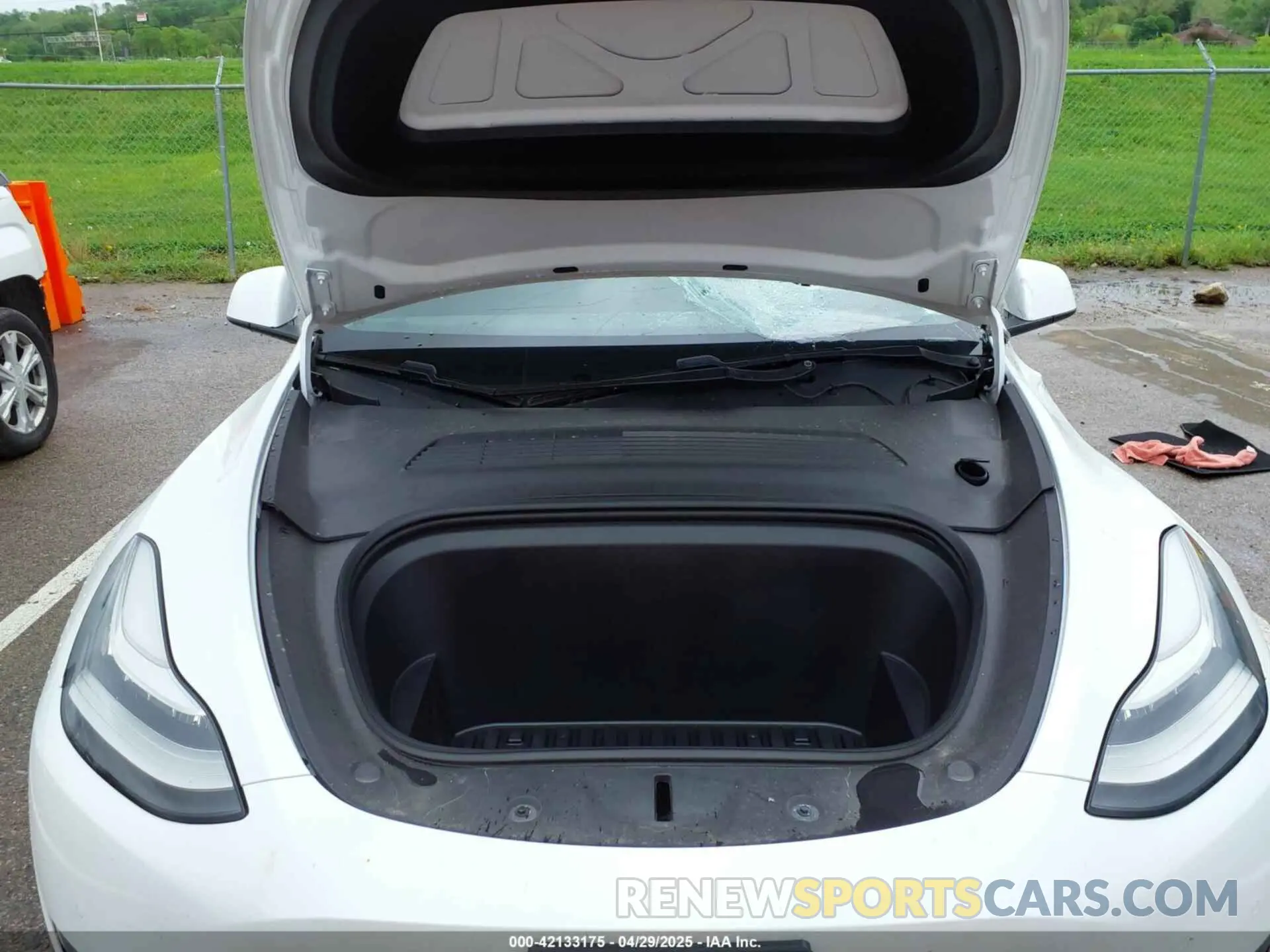10 Photograph of a damaged car 5YJYGDEE8LF012994 TESLA MODEL Y 2020