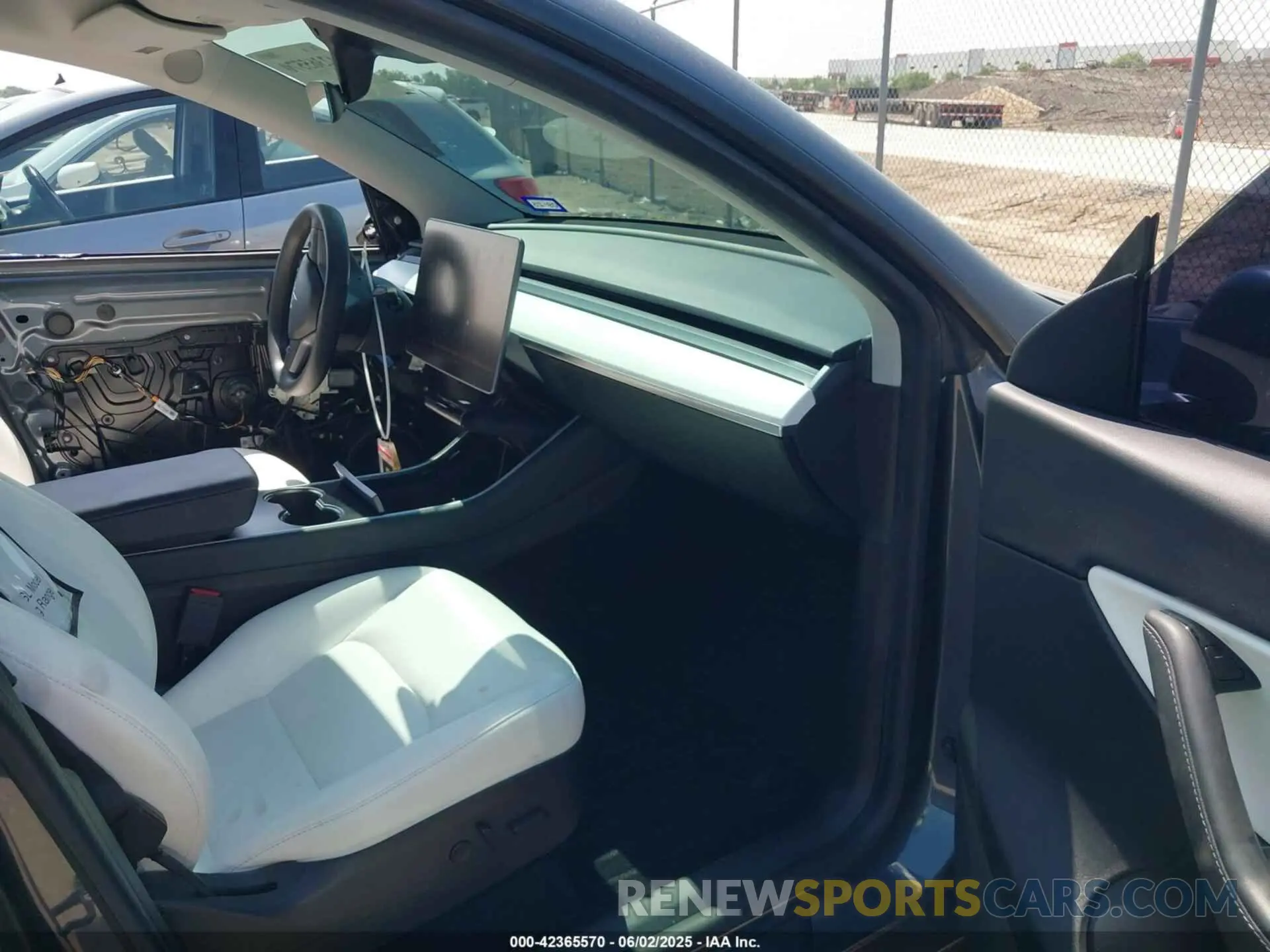 5 Photograph of a damaged car 5YJYGDEE9LF032381 TESLA MODEL Y 2020