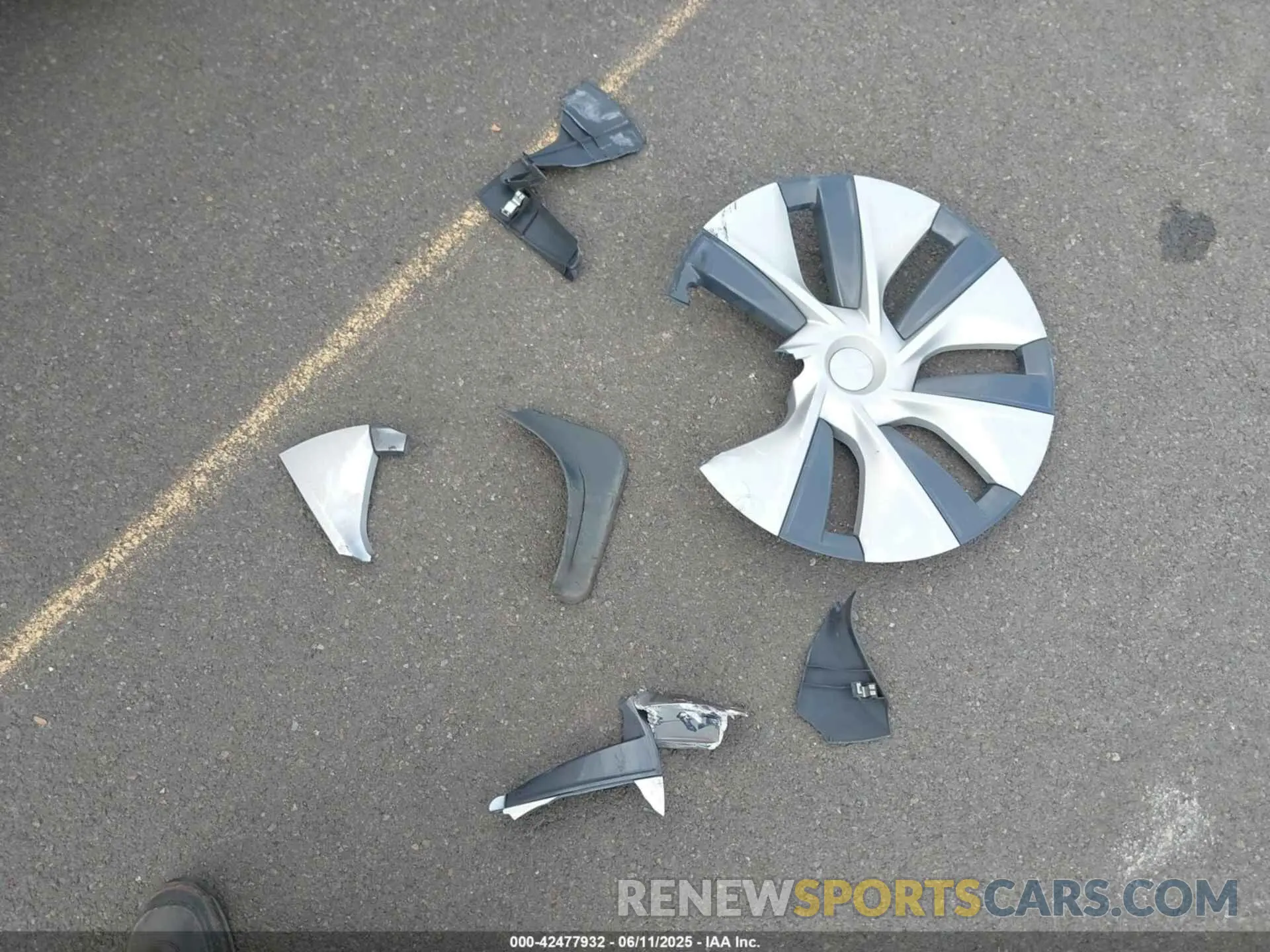 12 Photograph of a damaged car 5YJYGDEF0LF039096 TESLA MODEL Y 2020