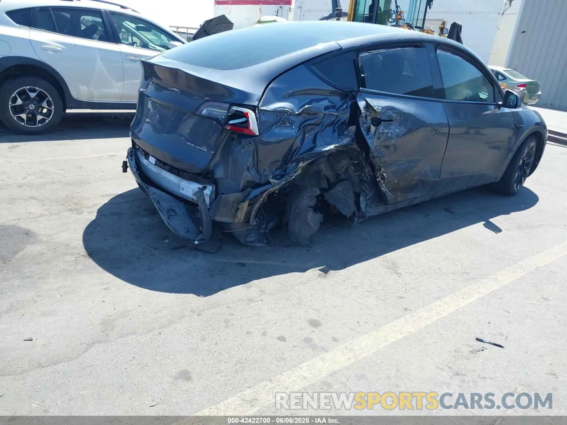 4 Photograph of a damaged car 5YJYGDEF6LF000643 TESLA MODEL Y 2020