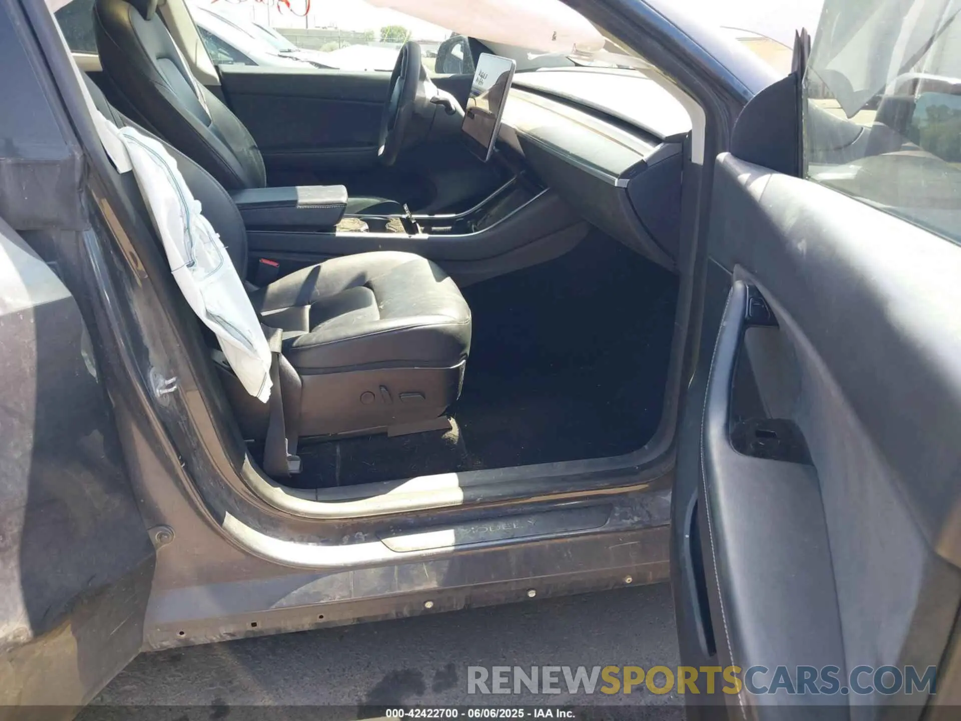 5 Photograph of a damaged car 5YJYGDEF6LF000643 TESLA MODEL Y 2020