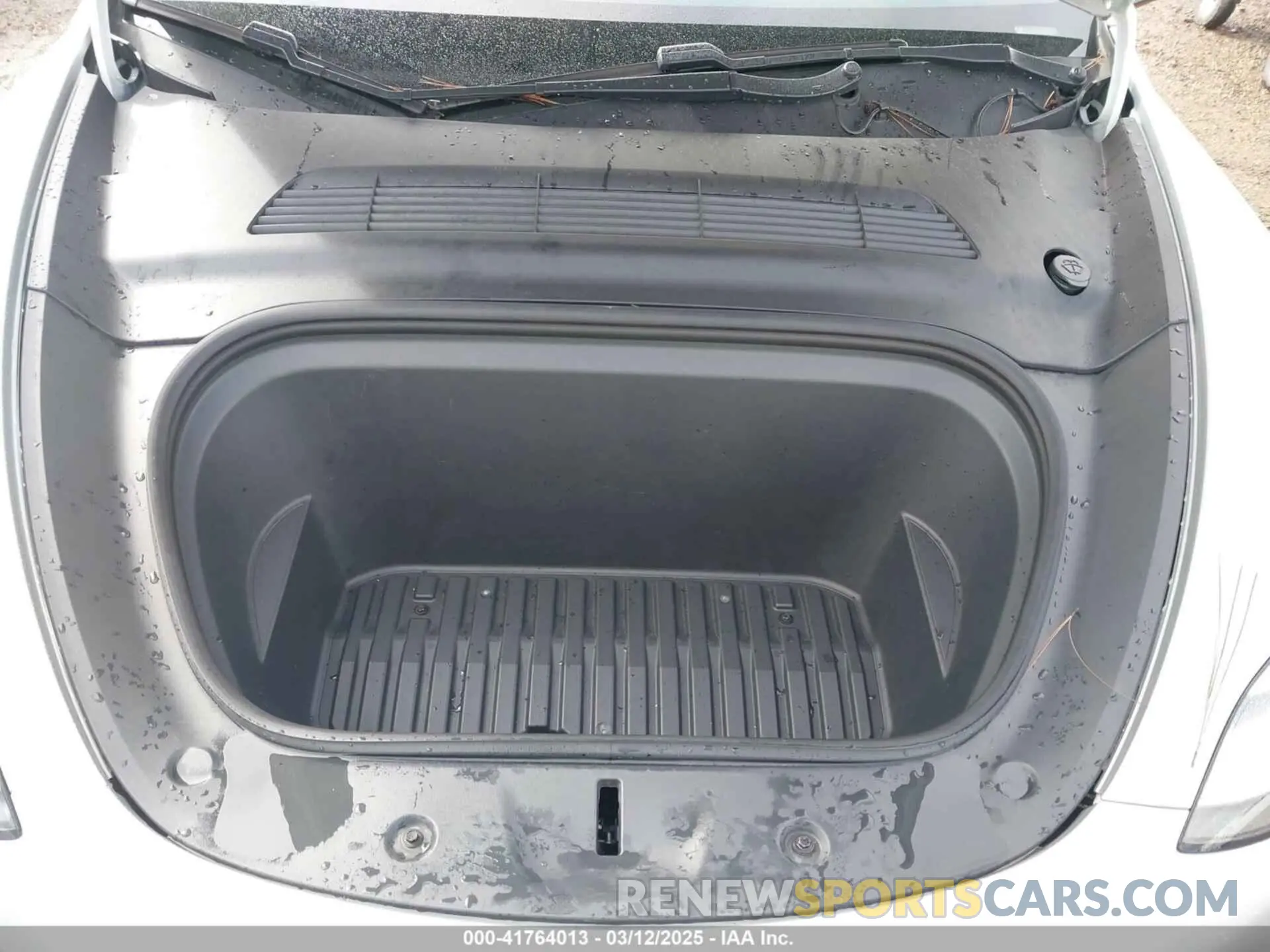10 Photograph of a damaged car 5YJYGDEF9LF038500 TESLA MODEL Y 2020