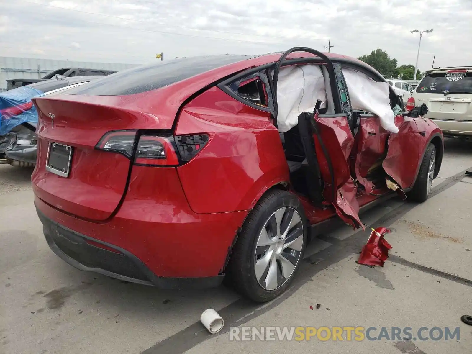 4 Photograph of a damaged car 5YJYGAED2MF142681 TESLA MODEL Y 2021