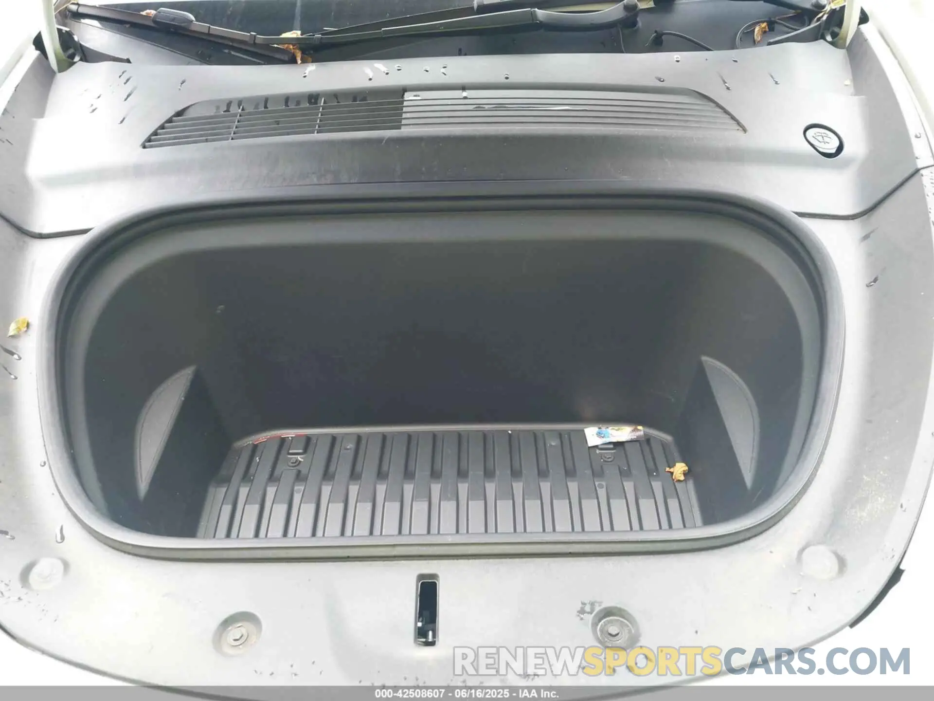 10 Photograph of a damaged car 5YJYGAED6MF136348 TESLA MODEL Y 2021