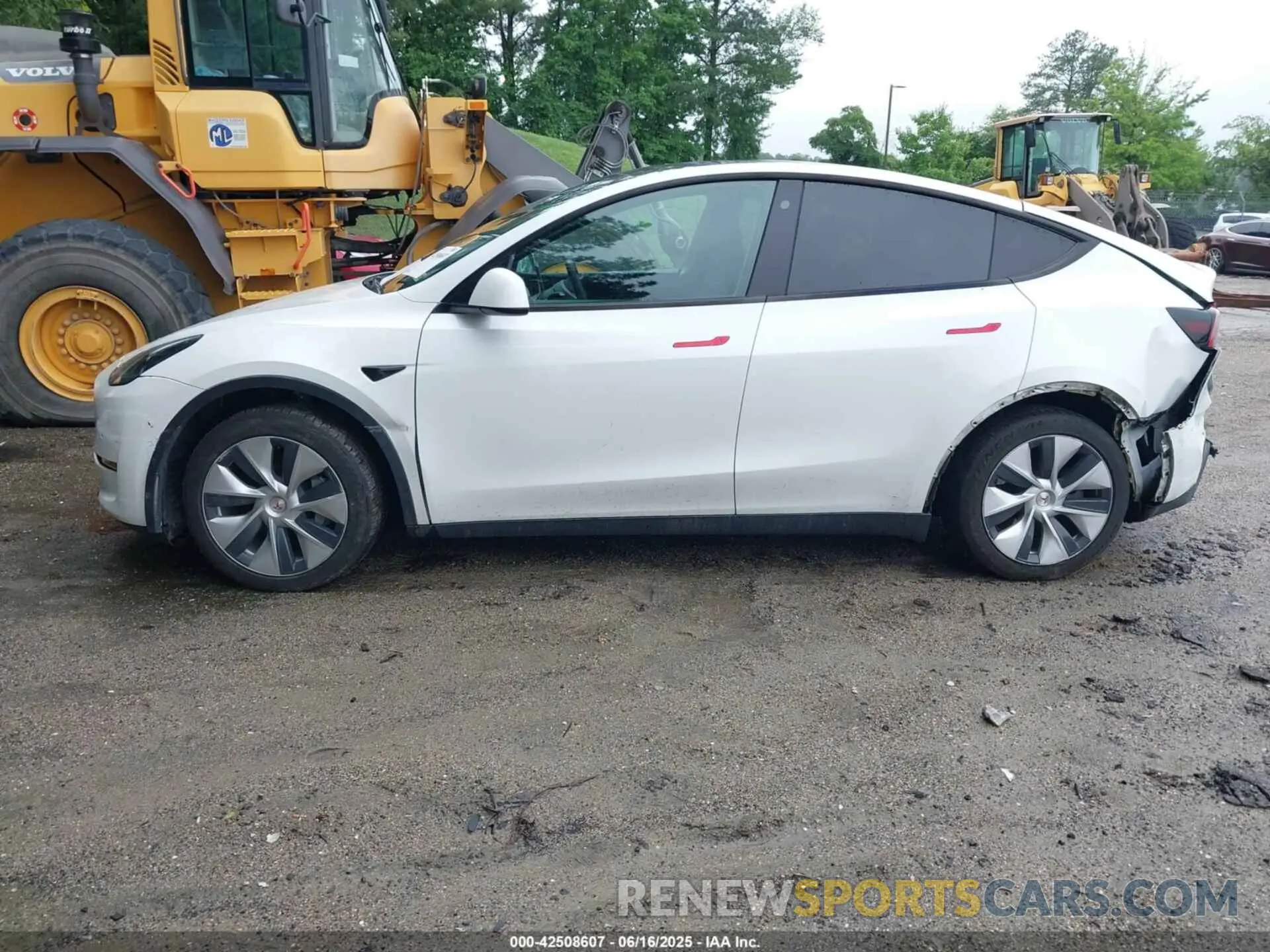 14 Photograph of a damaged car 5YJYGAED6MF136348 TESLA MODEL Y 2021