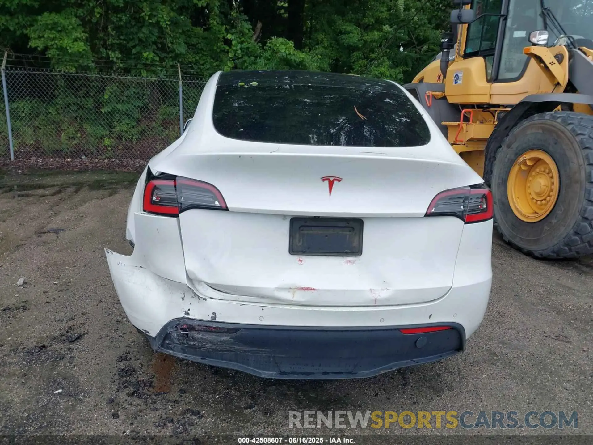 16 Photograph of a damaged car 5YJYGAED6MF136348 TESLA MODEL Y 2021