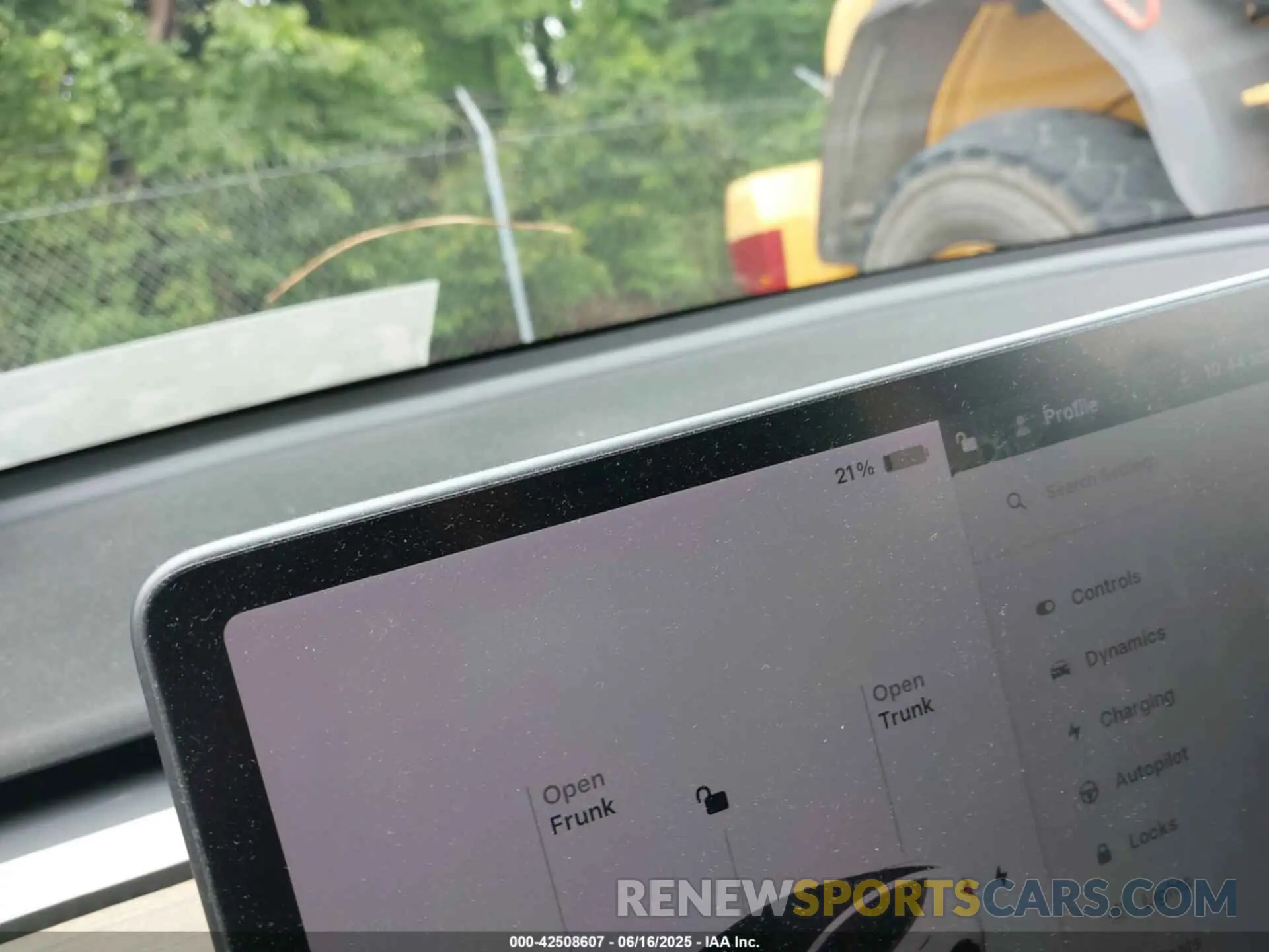 17 Photograph of a damaged car 5YJYGAED6MF136348 TESLA MODEL Y 2021