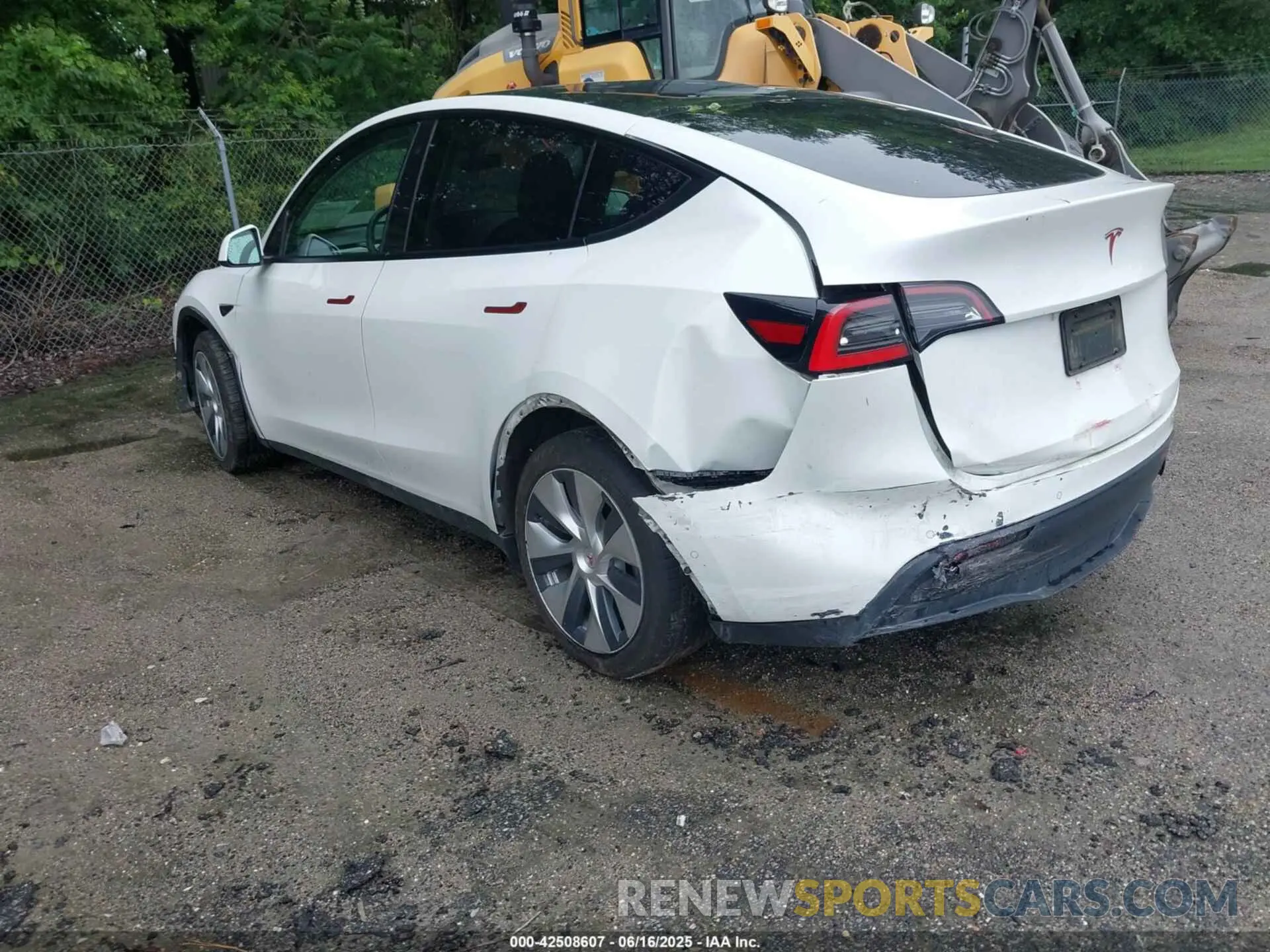 3 Photograph of a damaged car 5YJYGAED6MF136348 TESLA MODEL Y 2021