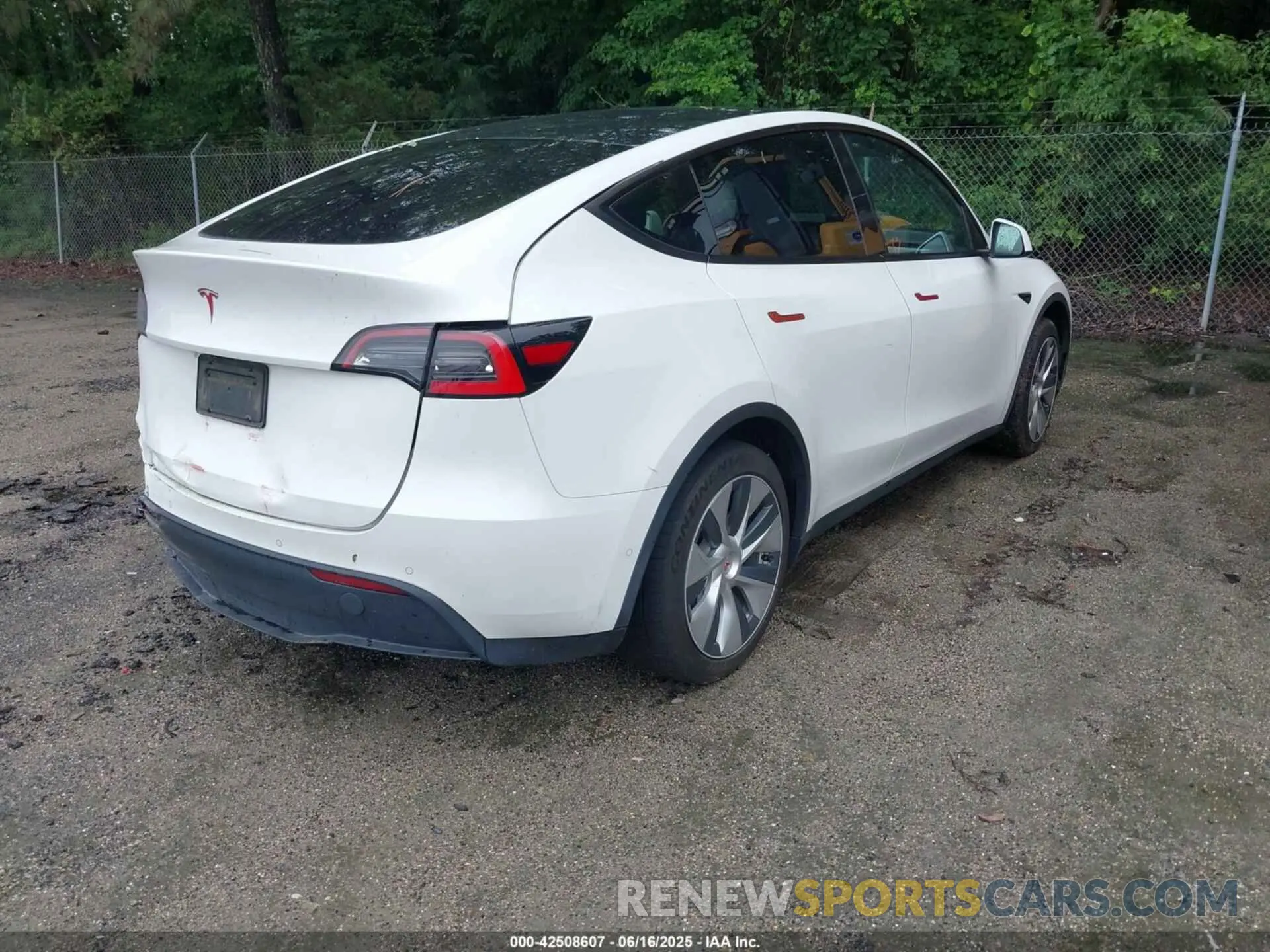 4 Photograph of a damaged car 5YJYGAED6MF136348 TESLA MODEL Y 2021
