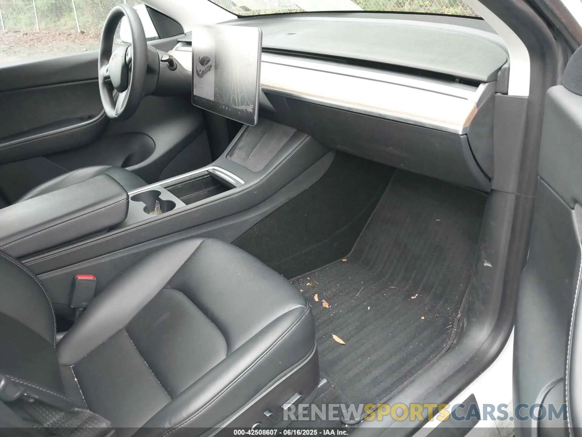 5 Photograph of a damaged car 5YJYGAED6MF136348 TESLA MODEL Y 2021