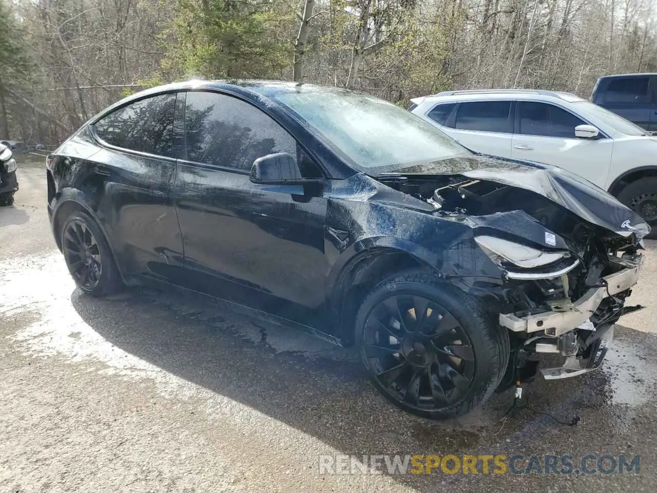 4 Photograph of a damaged car 5YJYGAEE0MF144423 TESLA MODEL Y 2021
