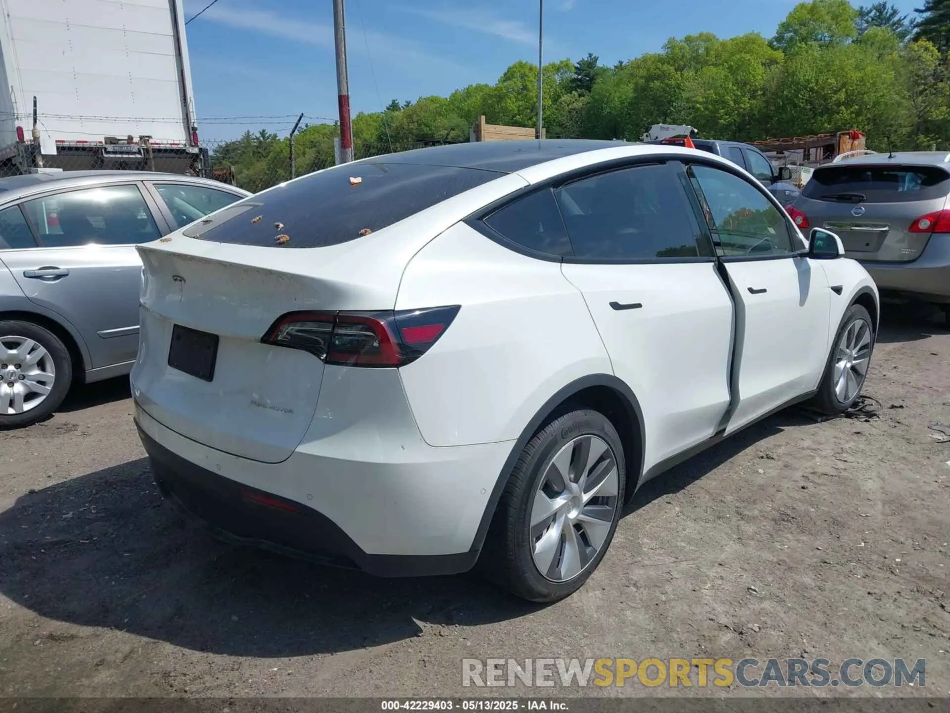 4 Photograph of a damaged car 5YJYGAEE0MF149430 TESLA MODEL Y 2021