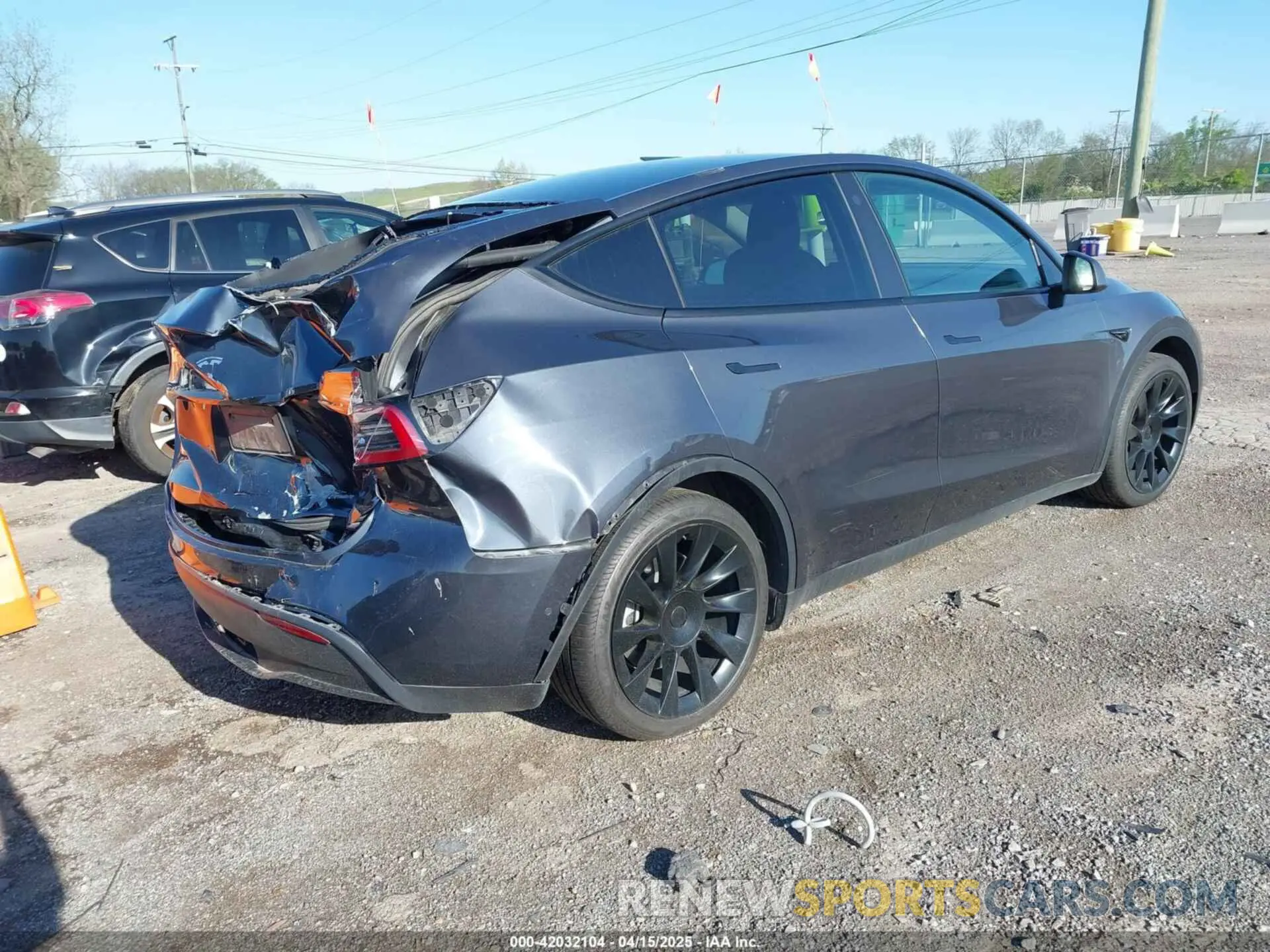 4 Photograph of a damaged car 5YJYGAEE1MF149887 TESLA MODEL Y 2021