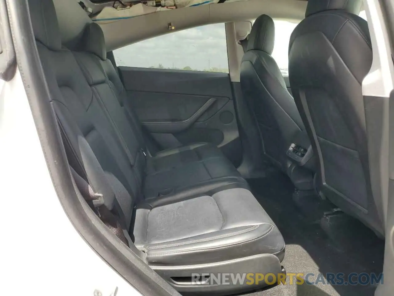 10 Photograph of a damaged car 5YJYGAEE1MF186602 TESLA MODEL Y 2021