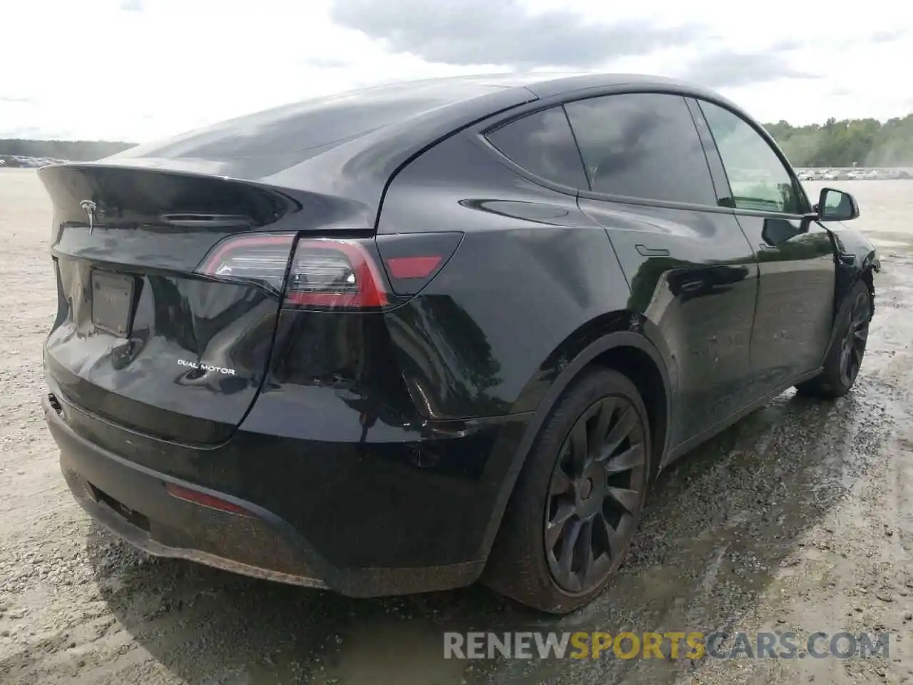 4 Photograph of a damaged car 5YJYGAEE1MF194084 TESLA MODEL Y 2021