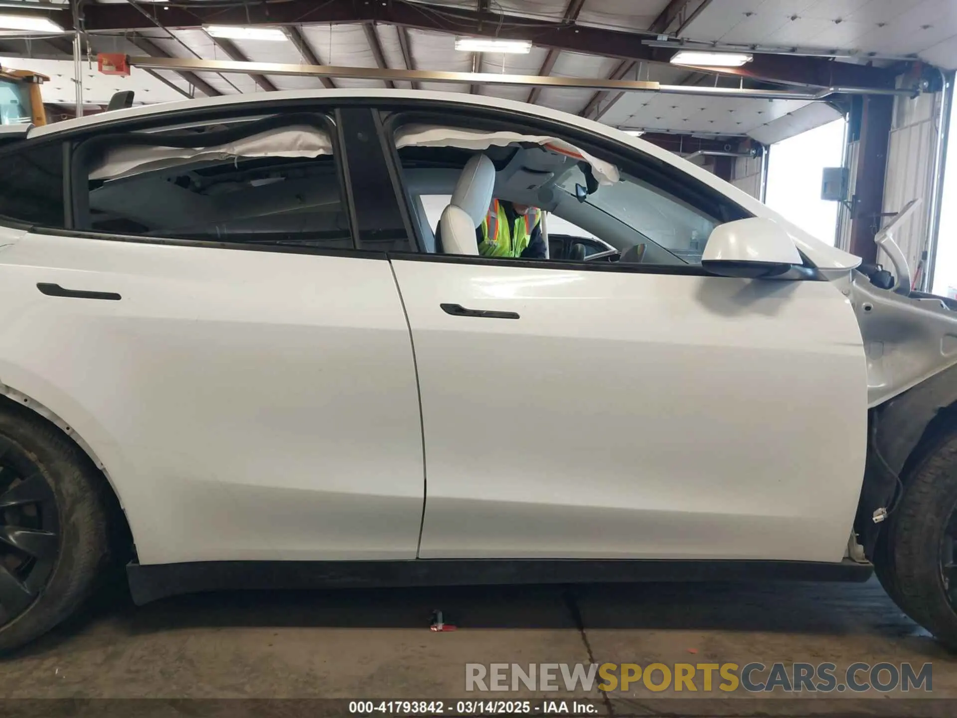 14 Photograph of a damaged car 5YJYGAEE1MF216200 TESLA MODEL Y 2021