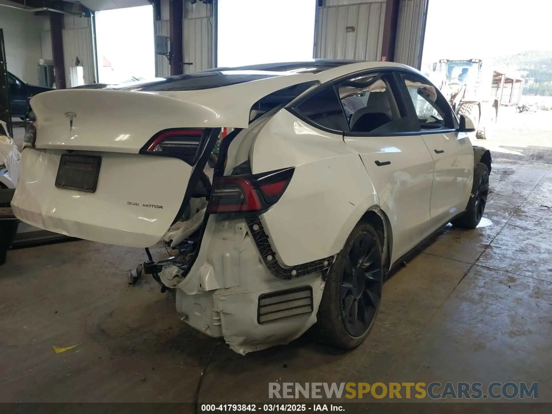 4 Photograph of a damaged car 5YJYGAEE1MF216200 TESLA MODEL Y 2021