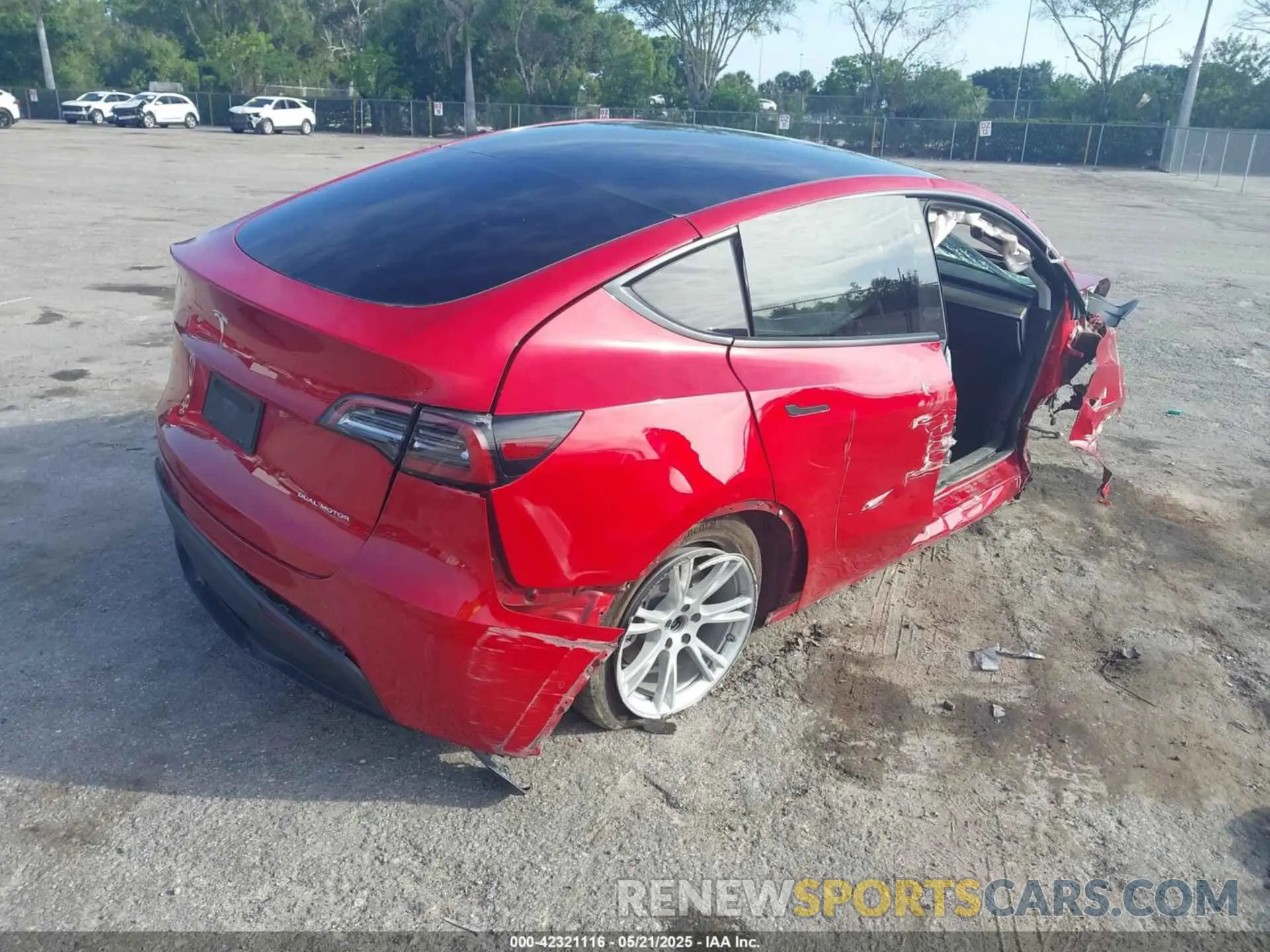 4 Photograph of a damaged car 5YJYGAEE3MF184396 TESLA MODEL Y 2021