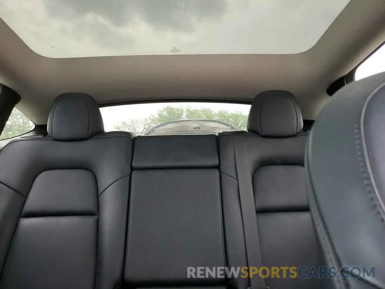 10 Photograph of a damaged car 5YJYGAEE3MF188366 TESLA MODEL Y 2021