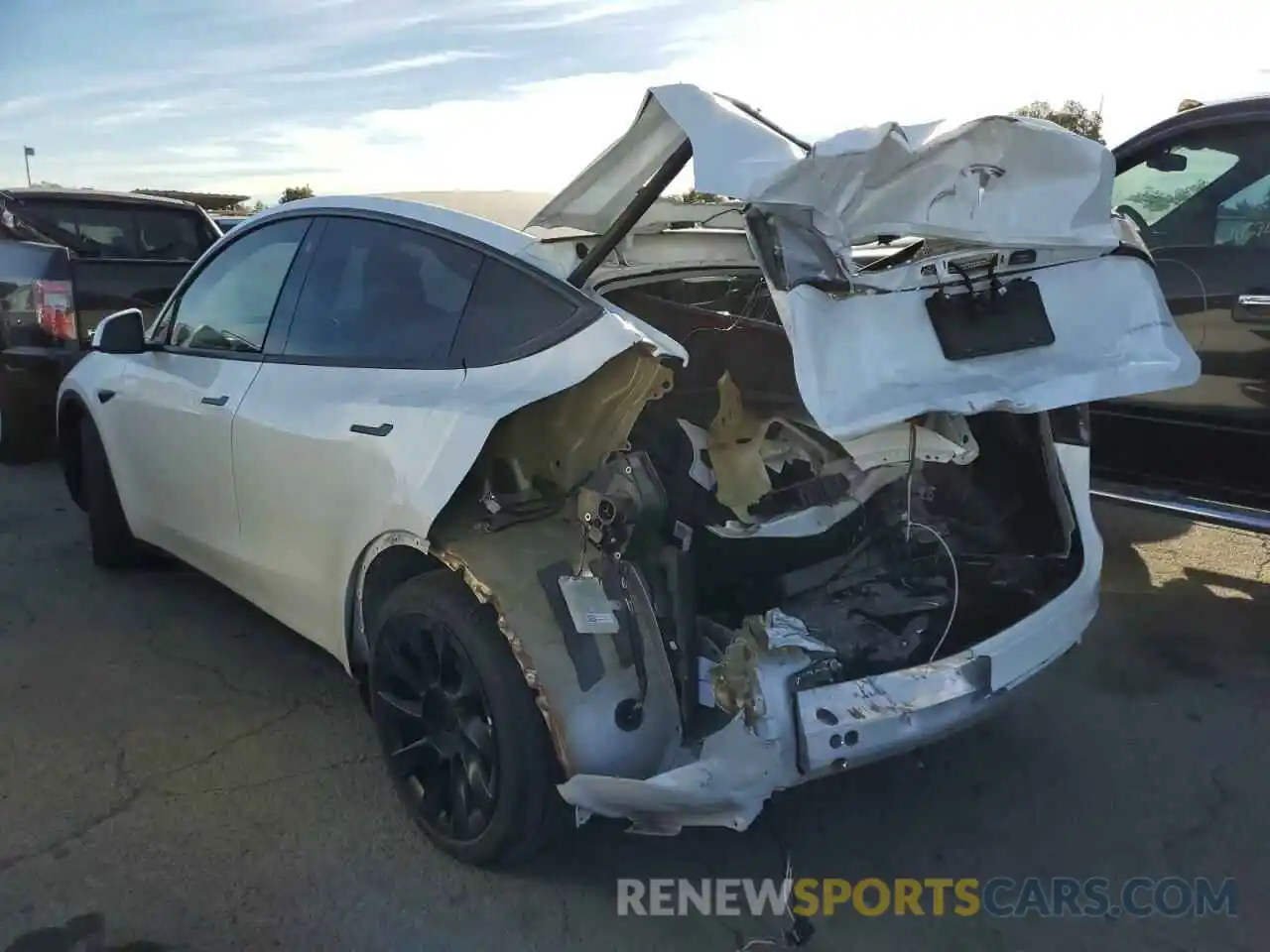 2 Photograph of a damaged car 5YJYGAEE3MF206512 TESLA MODEL Y 2021