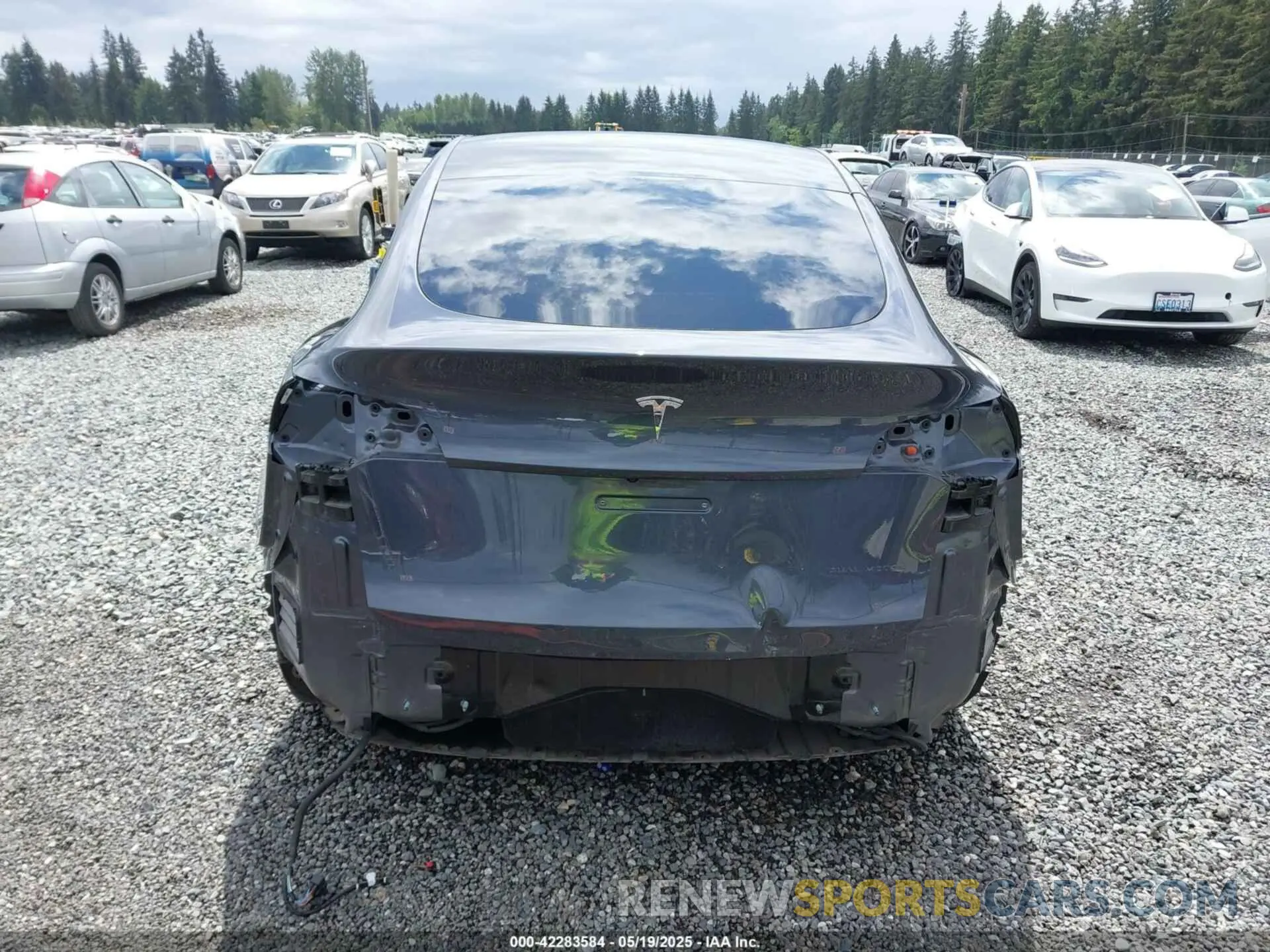 17 Photograph of a damaged car 5YJYGAEE3MF258979 TESLA MODEL Y 2021