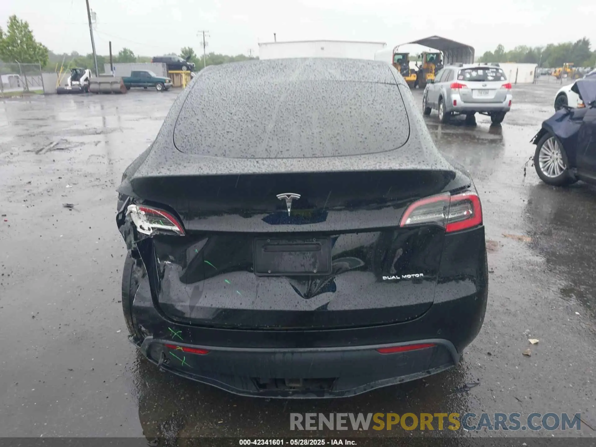 16 Photograph of a damaged car 5YJYGAEE5MF130677 TESLA MODEL Y 2021