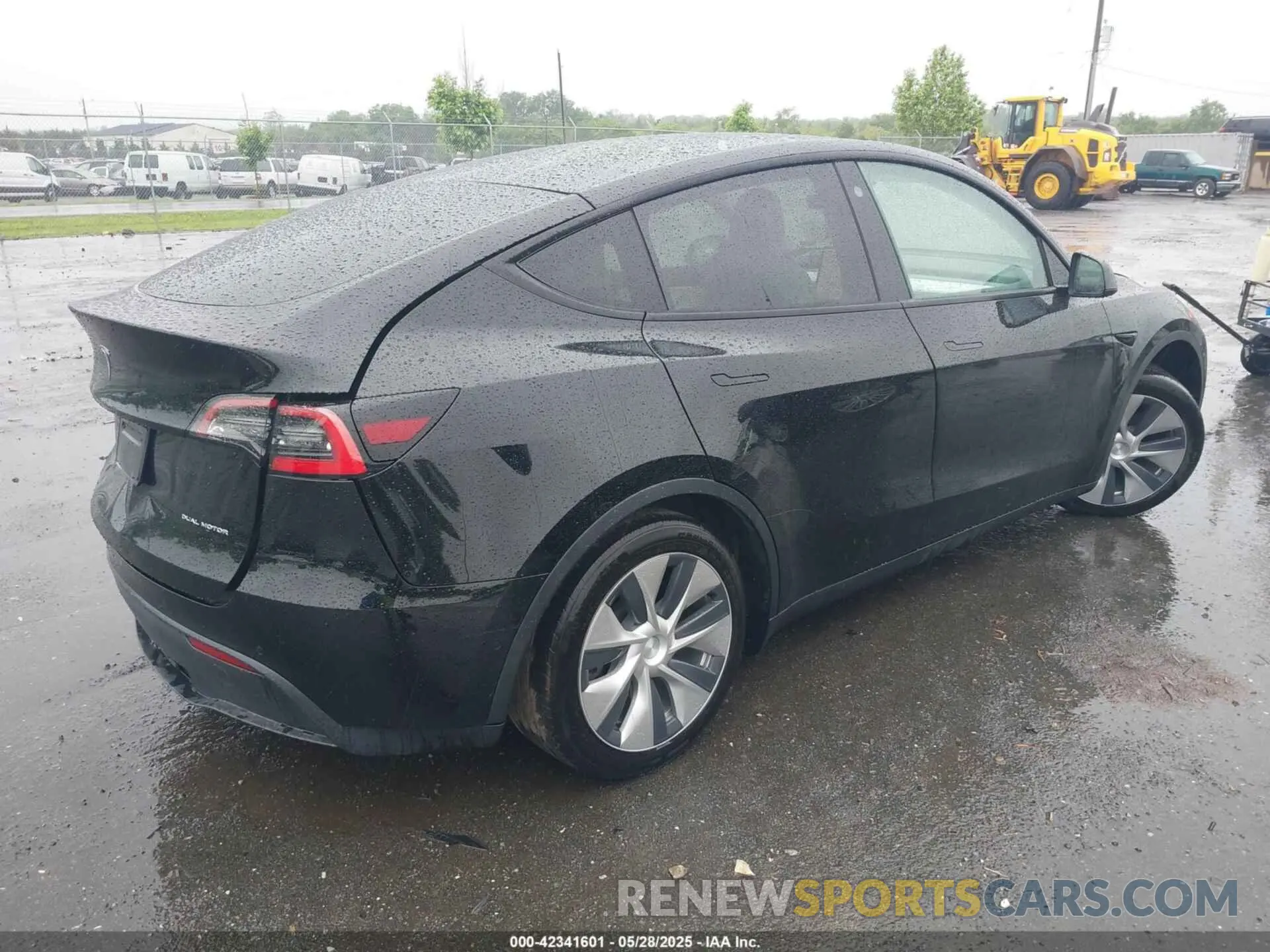 4 Photograph of a damaged car 5YJYGAEE5MF130677 TESLA MODEL Y 2021
