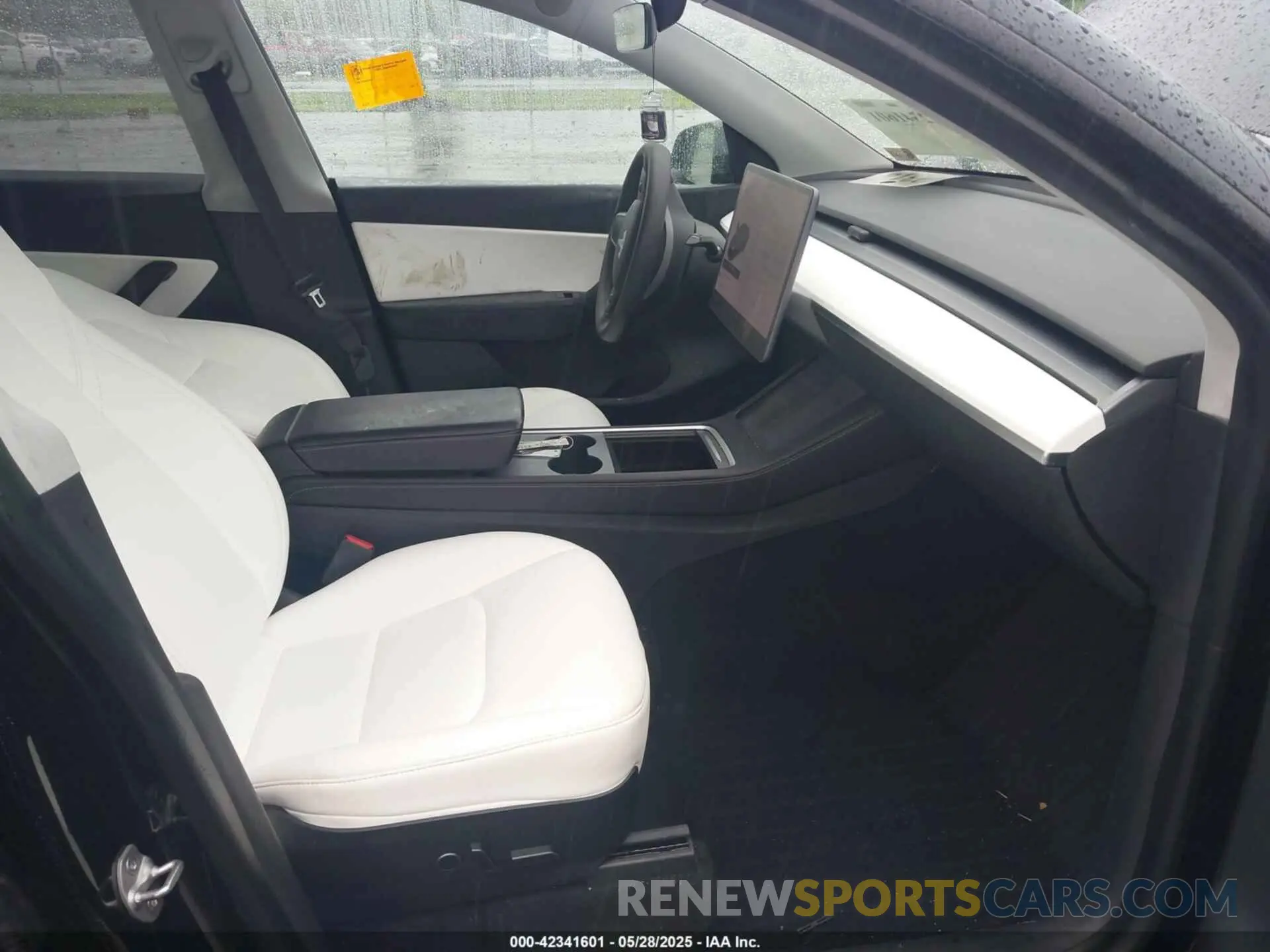 5 Photograph of a damaged car 5YJYGAEE5MF130677 TESLA MODEL Y 2021
