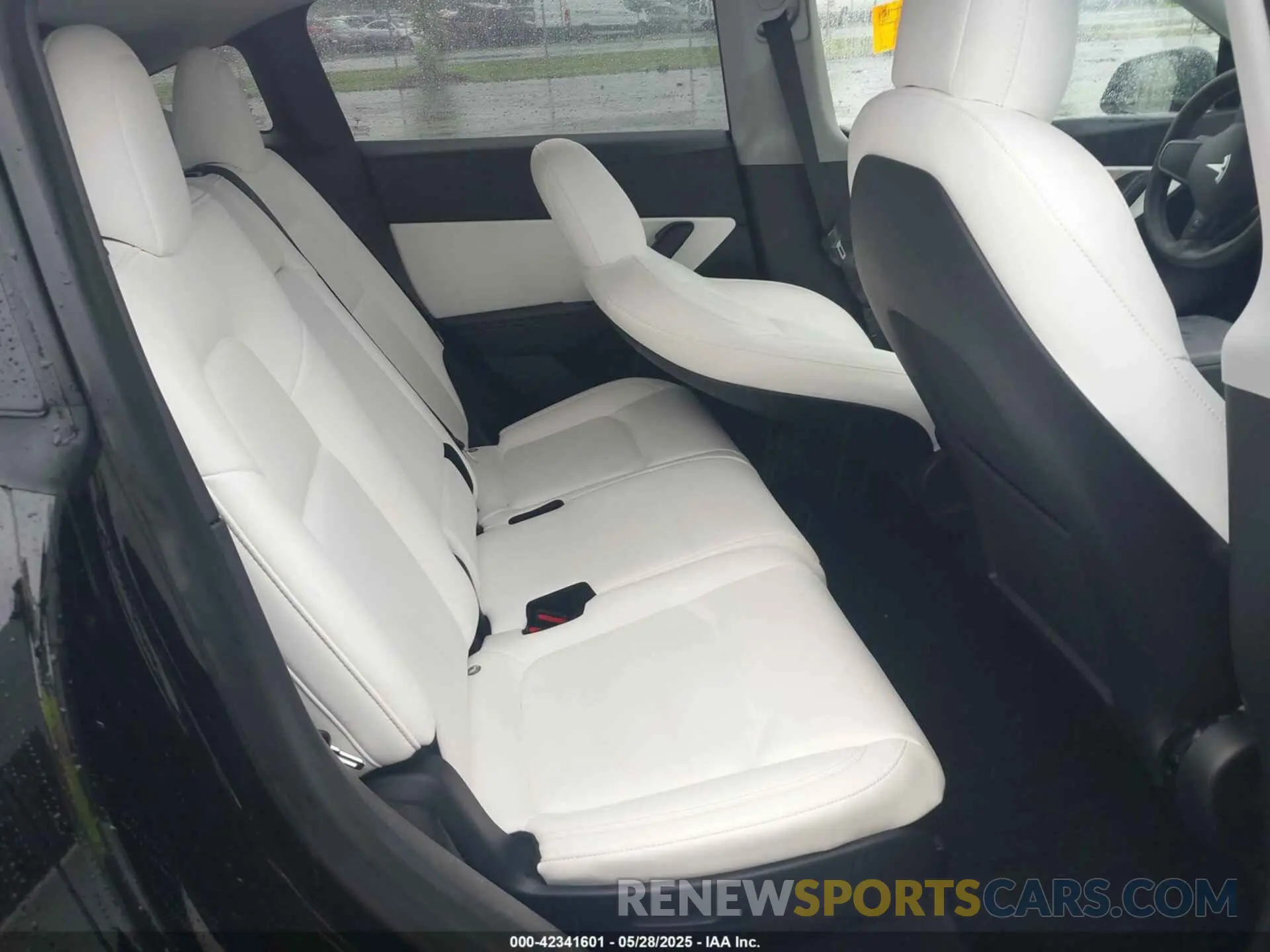 8 Photograph of a damaged car 5YJYGAEE5MF130677 TESLA MODEL Y 2021