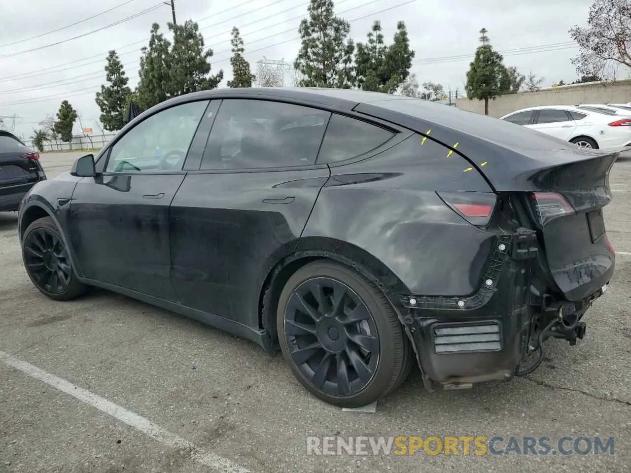 2 Photograph of a damaged car 5YJYGAEE5MF143672 TESLA MODEL Y 2021