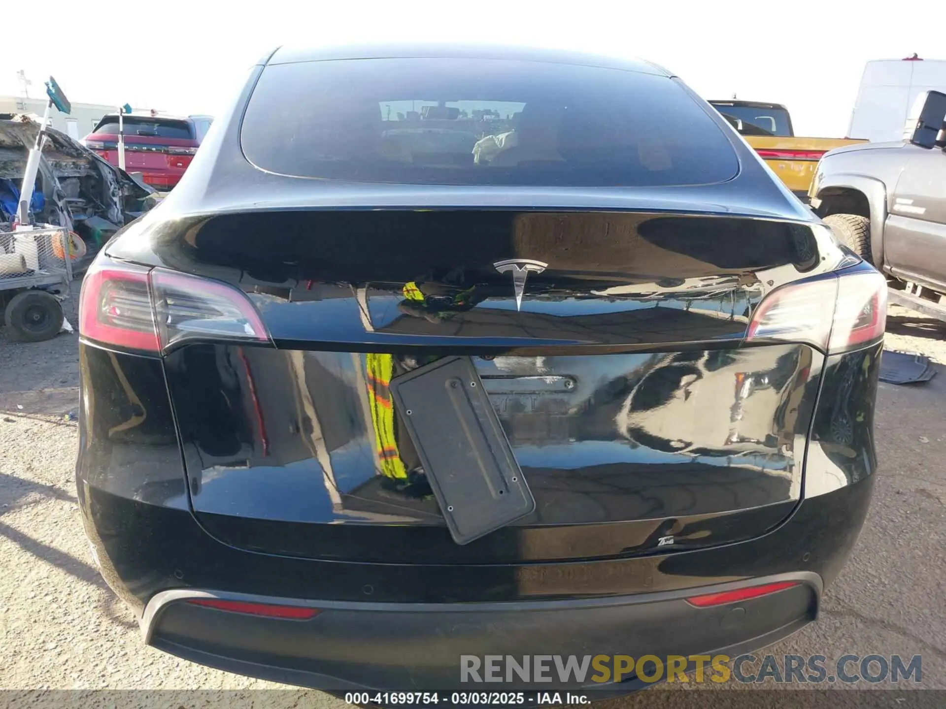 16 Photograph of a damaged car 5YJYGAEE5MF158253 TESLA MODEL Y 2021
