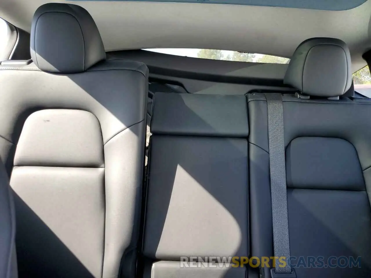 10 Photograph of a damaged car 5YJYGAEE5MF260250 TESLA MODEL Y 2021
