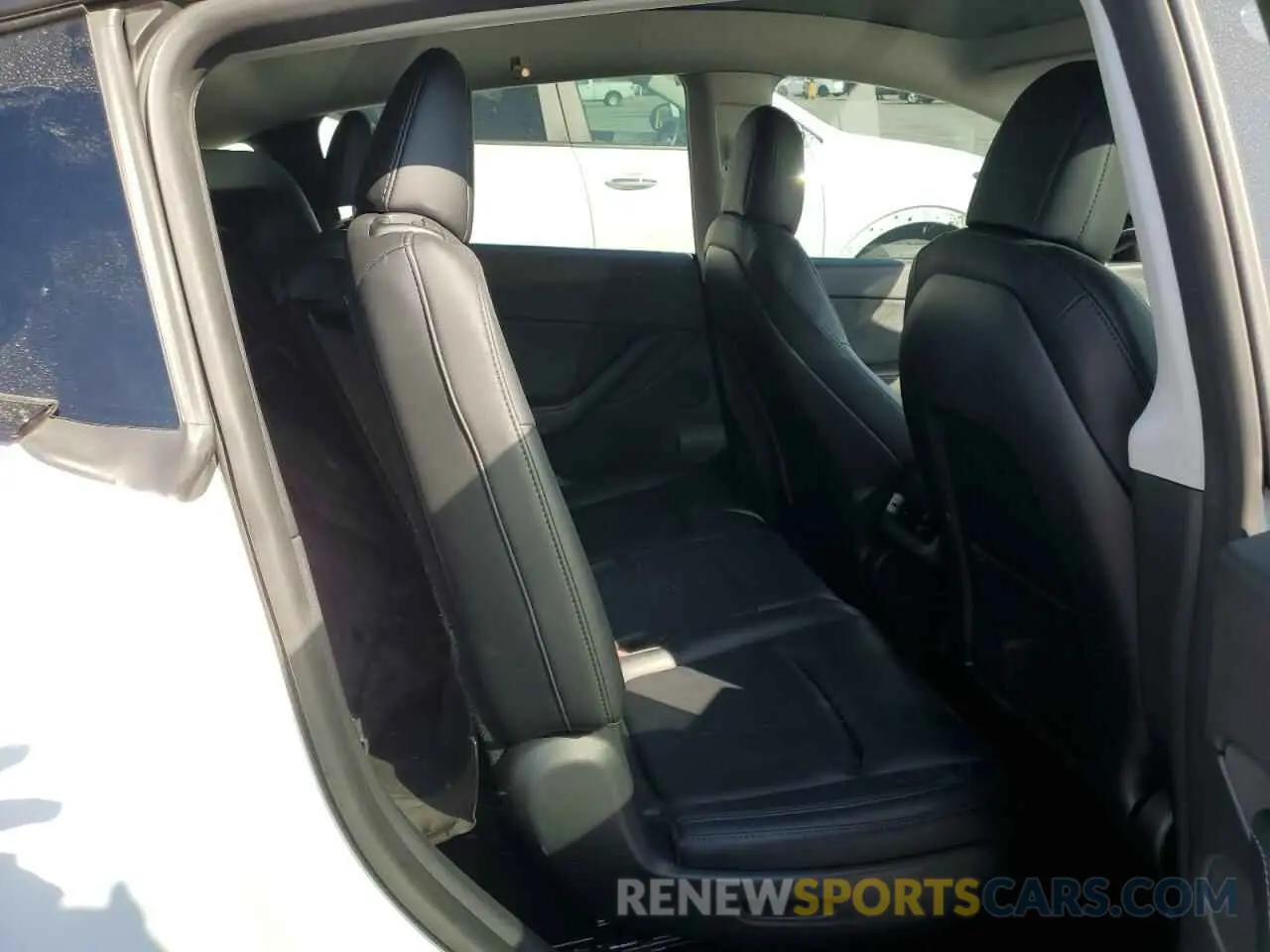 11 Photograph of a damaged car 5YJYGAEE5MF260250 TESLA MODEL Y 2021