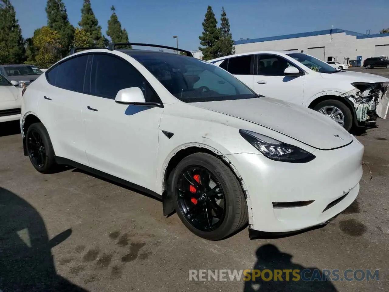 4 Photograph of a damaged car 5YJYGAEE5MF260250 TESLA MODEL Y 2021
