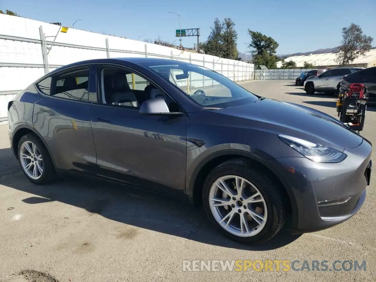 4 Photograph of a damaged car 5YJYGAEE5MF261558 TESLA MODEL Y 2021