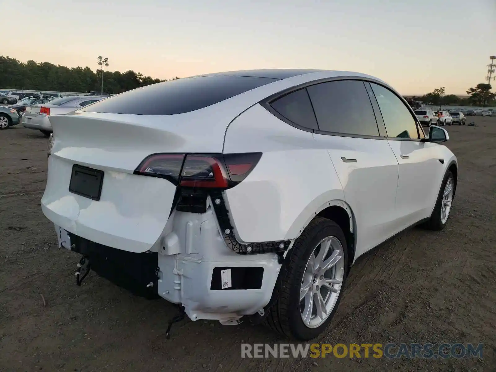 4 Photograph of a damaged car 5YJYGAEE6MF146290 TESLA MODEL Y 2021