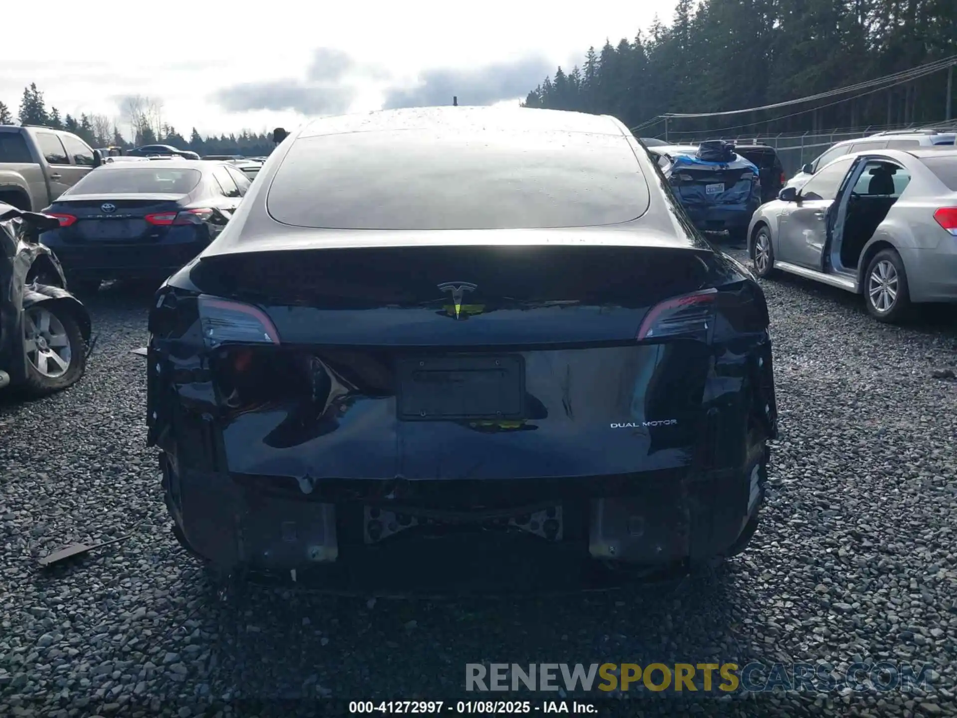 17 Photograph of a damaged car 5YJYGAEE6MF200557 TESLA MODEL Y 2021