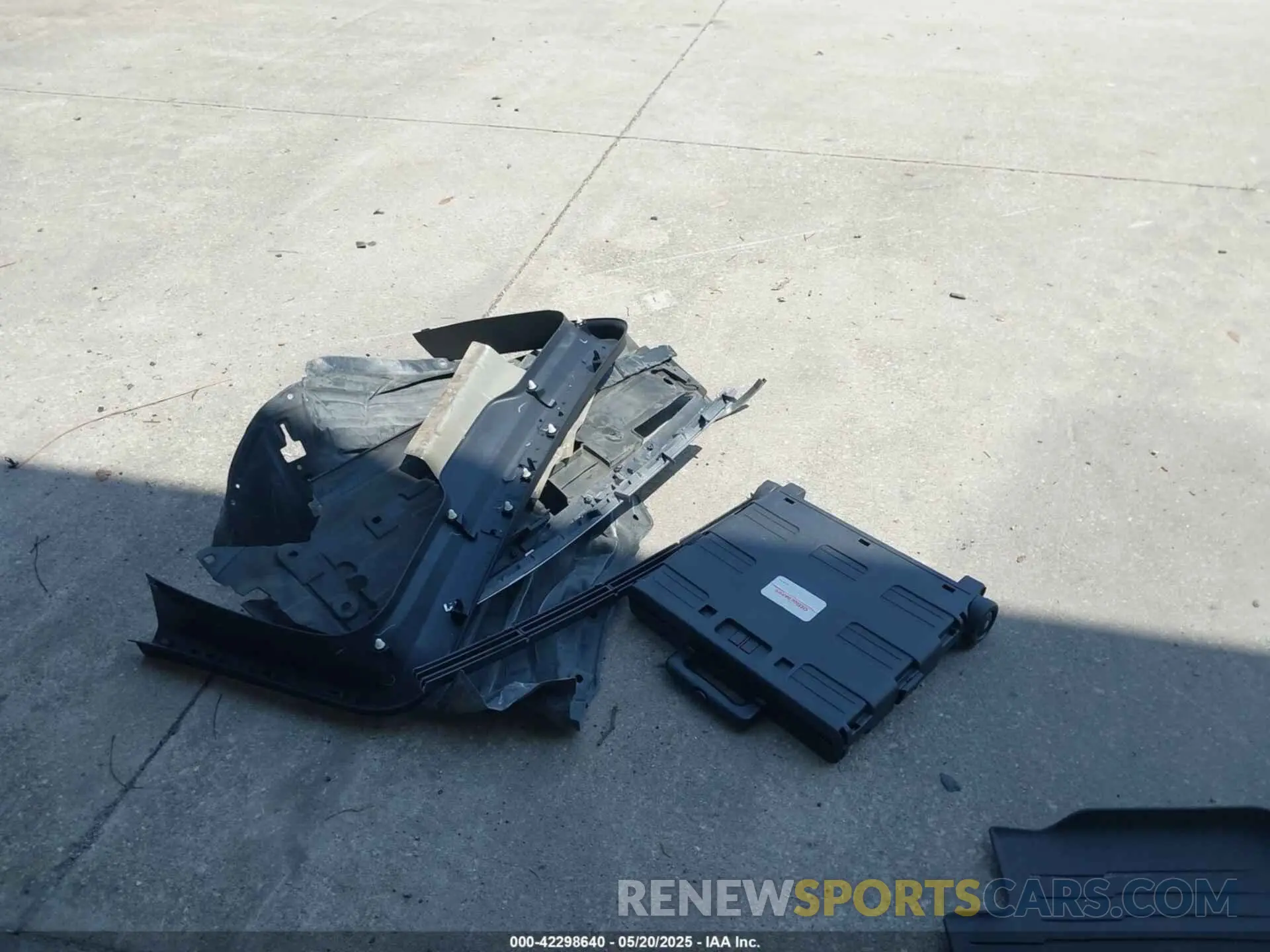 11 Photograph of a damaged car 5YJYGAEE6MF202406 TESLA MODEL Y 2021