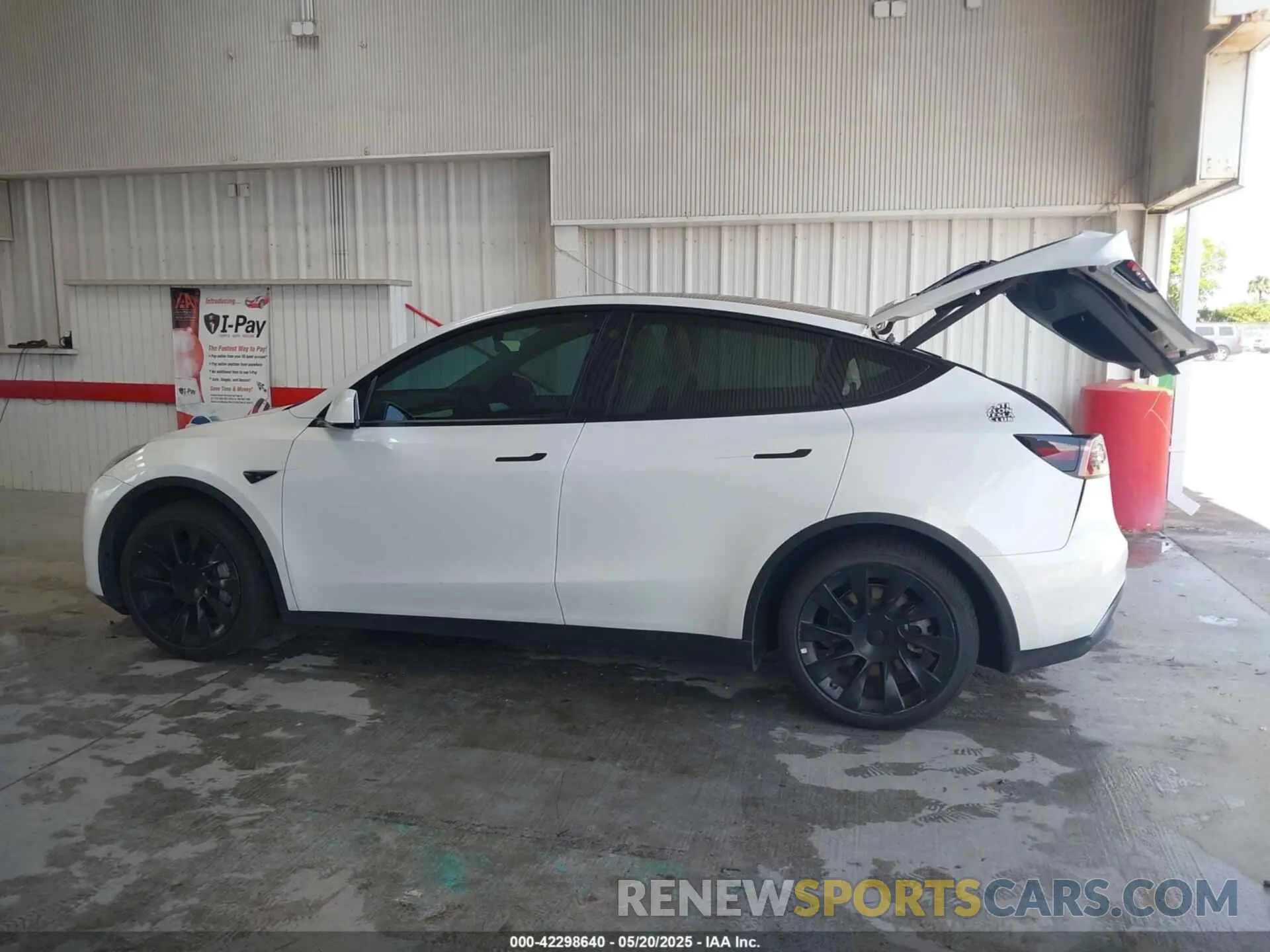 14 Photograph of a damaged car 5YJYGAEE6MF202406 TESLA MODEL Y 2021