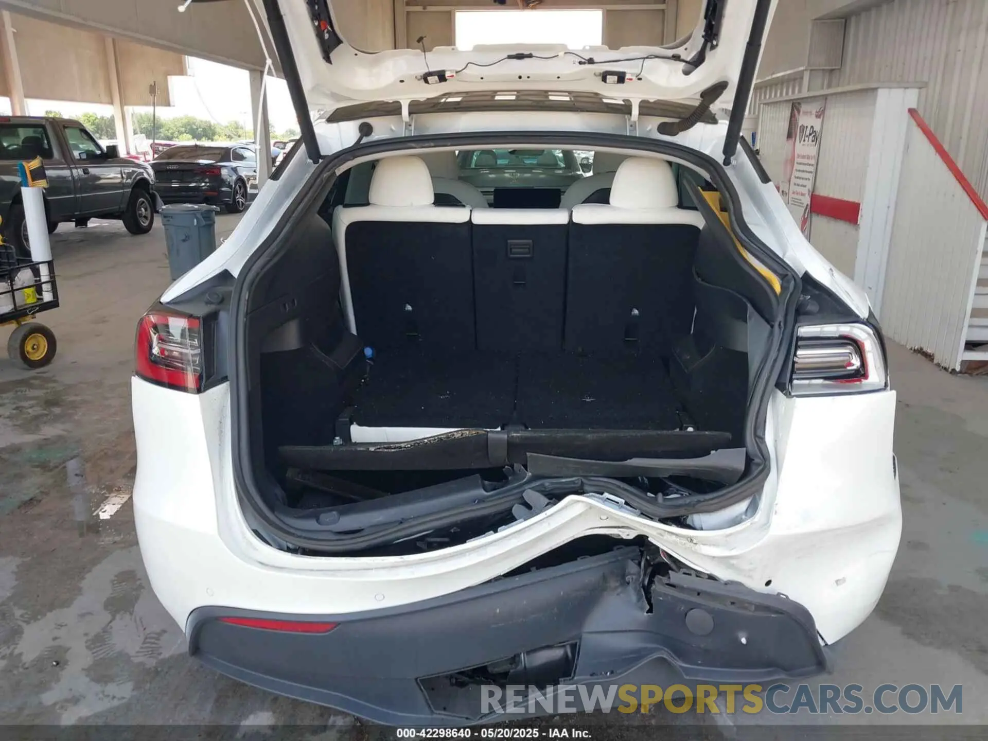 16 Photograph of a damaged car 5YJYGAEE6MF202406 TESLA MODEL Y 2021
