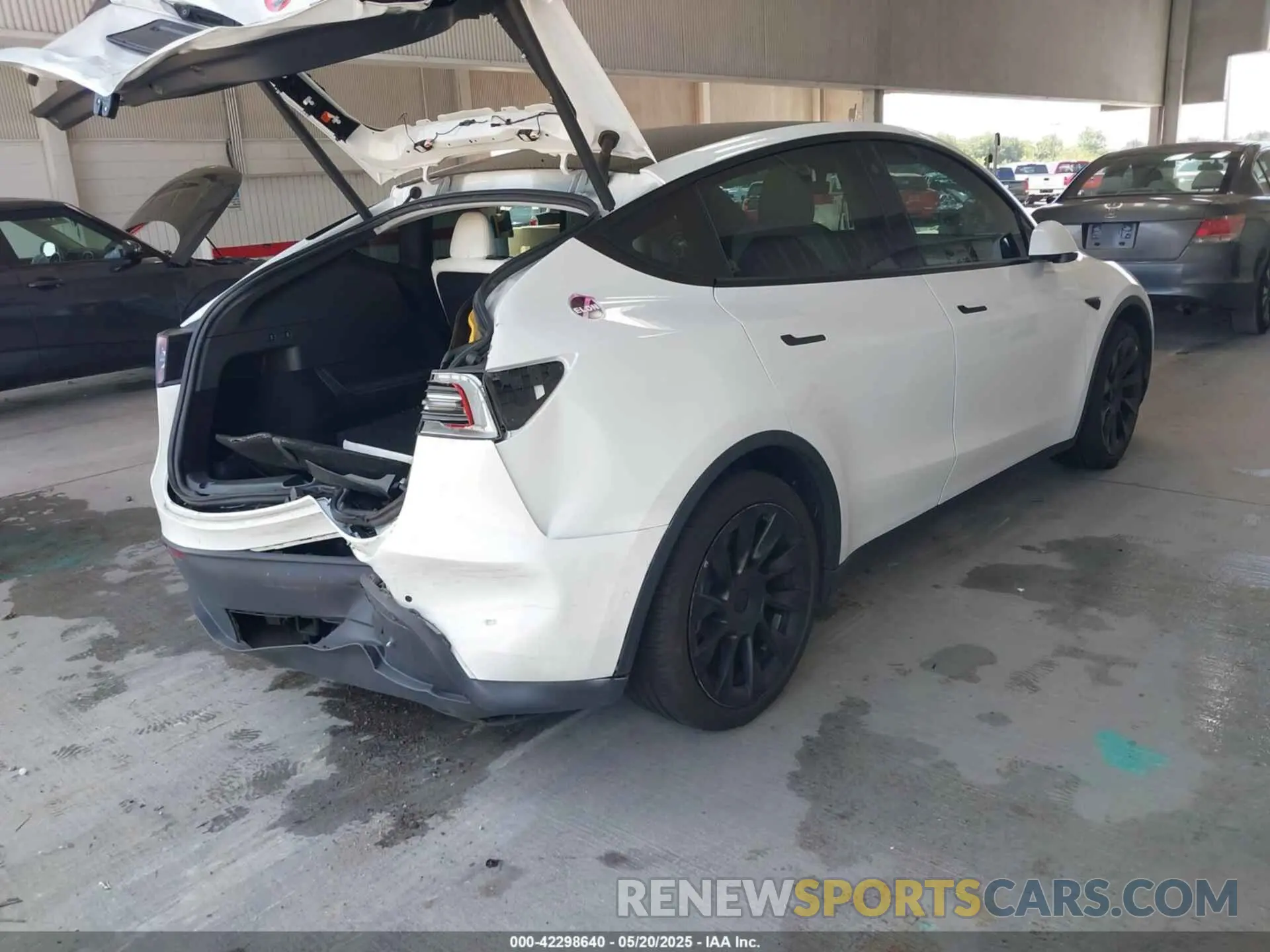 4 Photograph of a damaged car 5YJYGAEE6MF202406 TESLA MODEL Y 2021