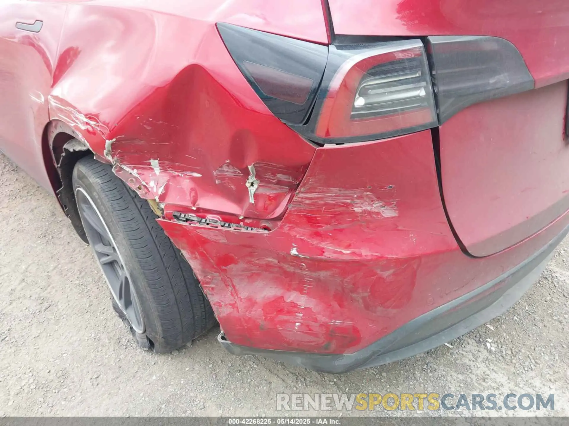18 Photograph of a damaged car 5YJYGAEE6MF205256 TESLA MODEL Y 2021