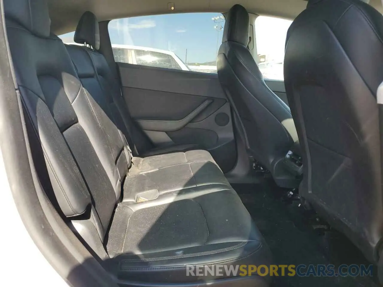 10 Photograph of a damaged car 5YJYGAEE8MF192137 TESLA MODEL Y 2021