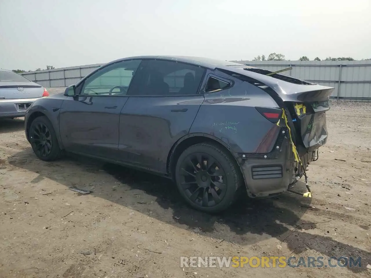 2 Photograph of a damaged car 5YJYGAEE9MF256444 TESLA MODEL Y 2021